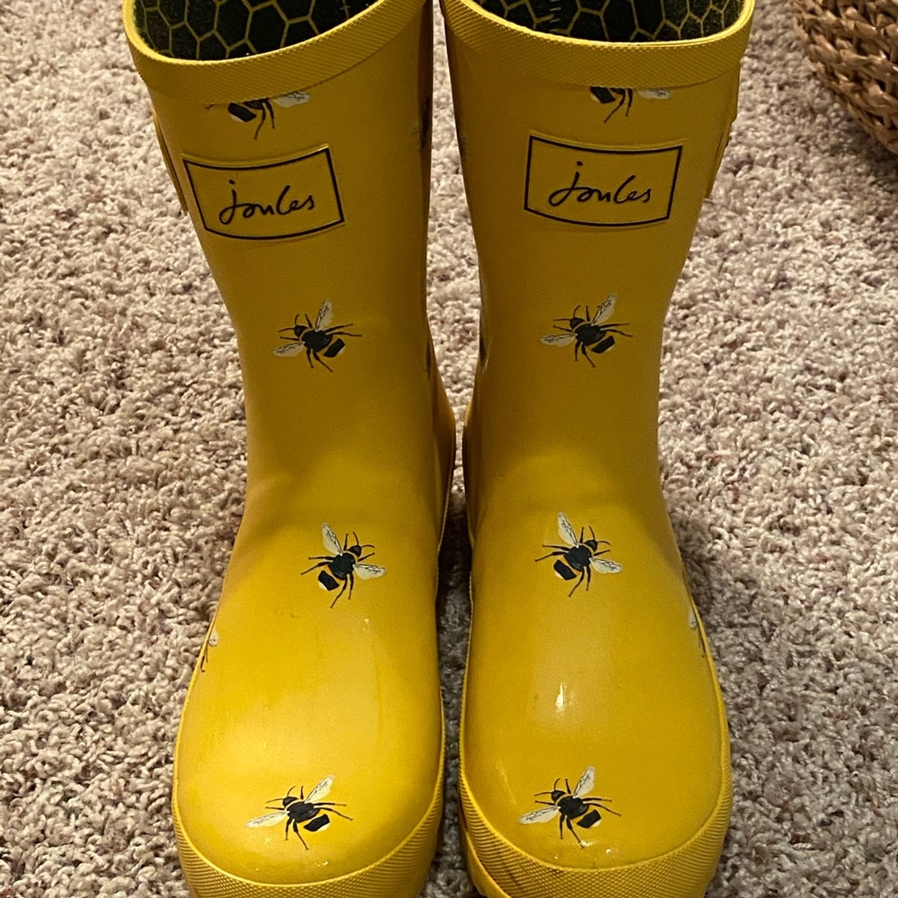 Yellow bee rainboots